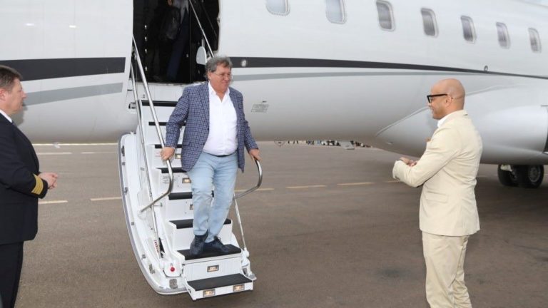Szíjj László magánrepülőjével megérkezik a Kongói Demokratikus Köztársaságba.