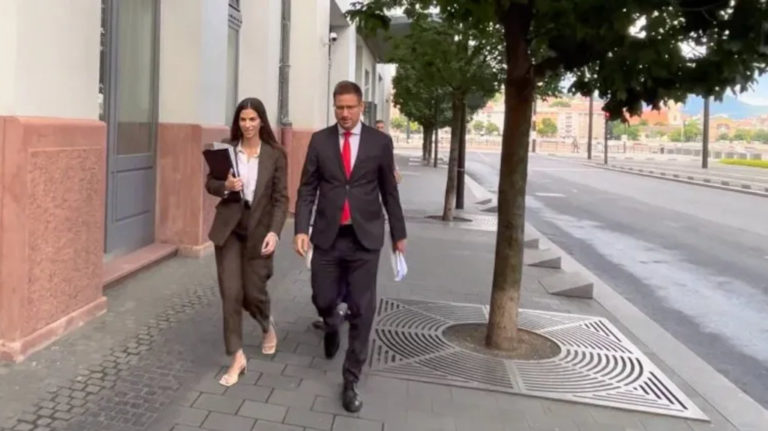 Szentkirályi Alexandra és Gulyás Gergely a kormányinfó előtt
