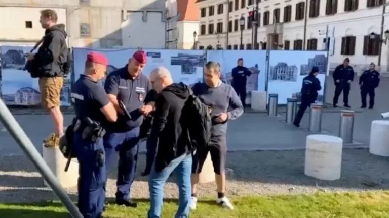 Rendőrök és újságírók 2023. június13-án a Miniszterelnöki Kormányiroda előtt