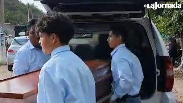 A La Jornada újságírójának koporsója.