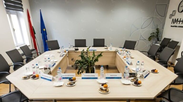 A Médiatanács üres tárgyalóterme