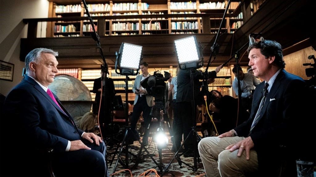 Orbán Viktor interjút ad Tucker Carlsonnak, a Fox News műsorvezetőjének