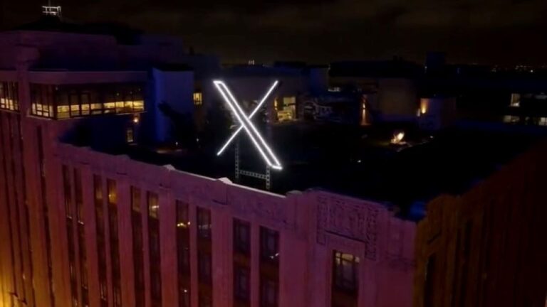 A kivilágított X a Twitter széházán