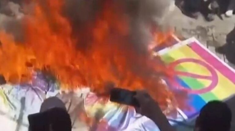 Szivárványos zászlót égetnek Irakban