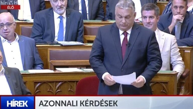 A HírTV közvetítésében Orbán Viktor egy parlamenti kérdésre válaszol