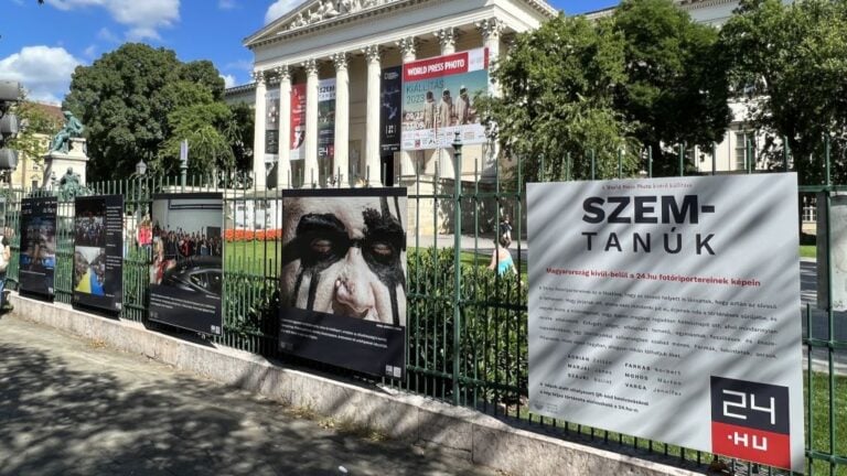 A 24.hu Szemtanúk című kiállítása a Magyar Nemzeti Múzeum kerítésén