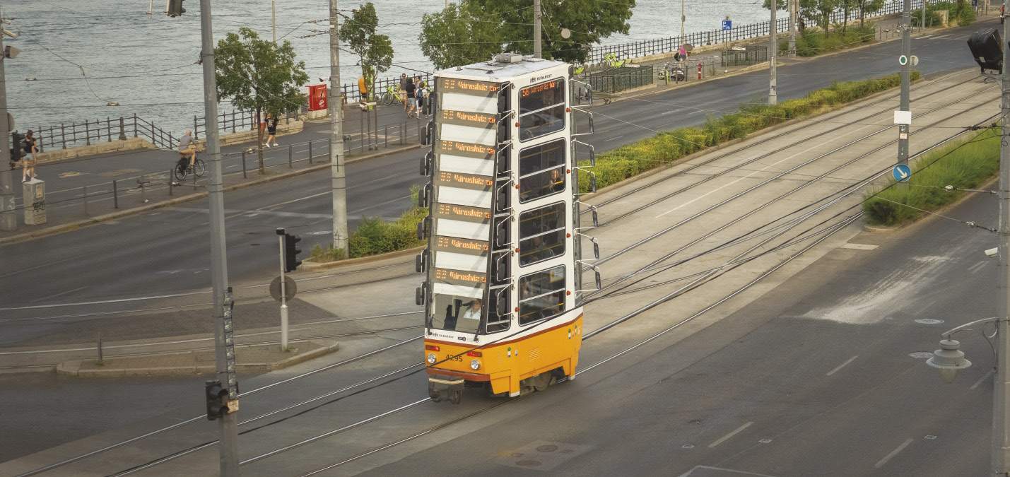 Csekk István „Tömörített járatok” című alkotása a Budapest 150 ARC+ kiállításon. Fotó: ARC