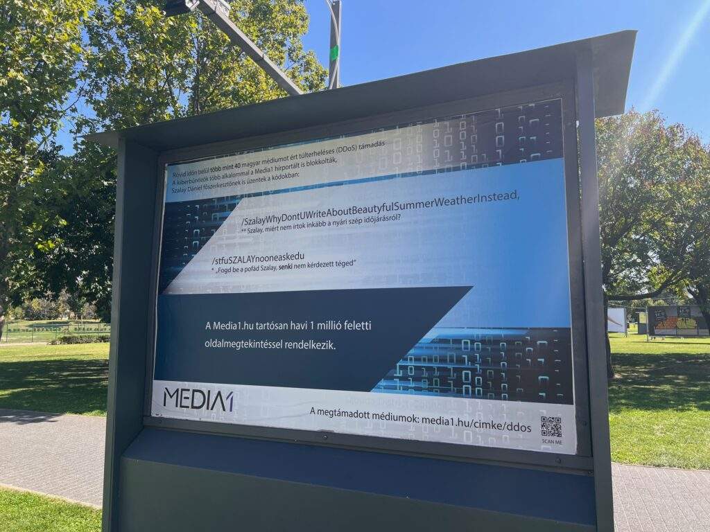 A Media1 plakátja az ARC kiállításon 2023.09.08-án a DDoS támadásokra hívja fel a közönség figyelmét