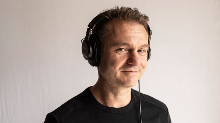 Tóth Szabolcs Töhötöm, újságíró, Az élet meg minden című podcast műsorvezetője