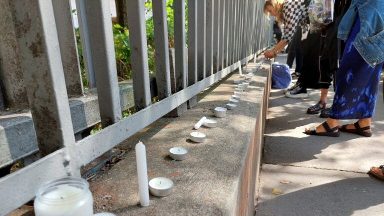 Mécsest gyújtanak az egyetemisták 2023.09.13-án a METU-n tiltakozásképp