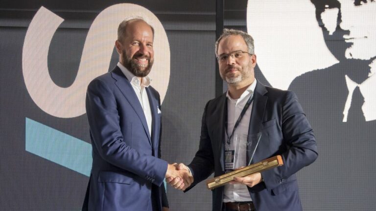 Vinnai Balázs, az IVSZ elnöke (balra) adja át a díjat Patay Szabolcsnak a MENTA 2023 konferencia színpadán