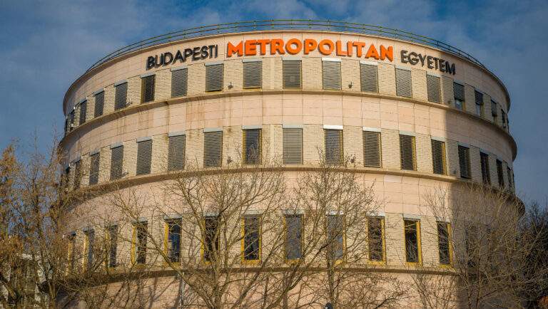 A Budapesti Metropolitan Egyetem (METU) körépülete az Örs vezér terén Budapesten