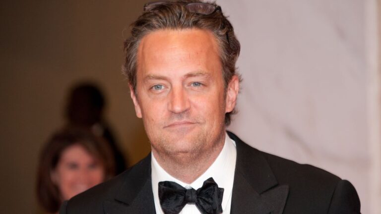 Matthew Perry, színész,a Jóbarátok című sorozat egyik főszereplője