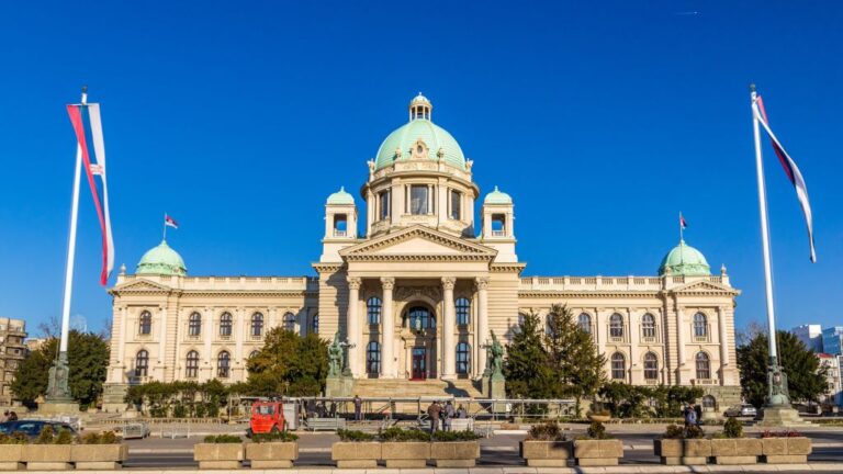A szerb parlament épülete Belgrádban