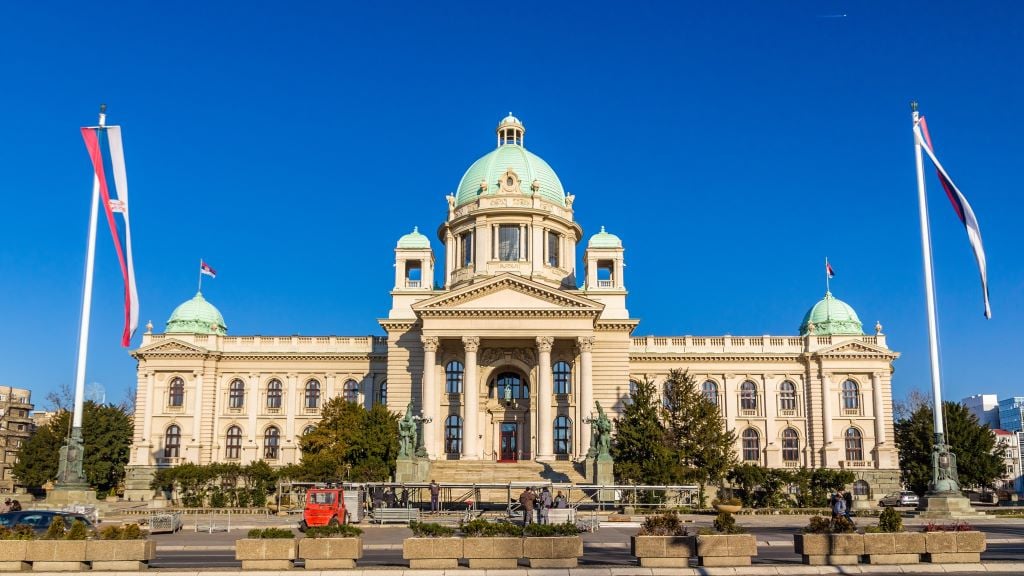 A szerb parlament épülete Belgrádban