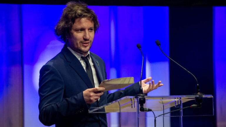 Bicsérdi-Fülöp Ádám díjat ad át a Televíziós Újságírók Díja Gálán