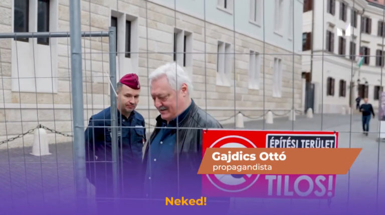 Gajdics Ottó, a Hír FM műsorvezetője érkezik a kordonokkal elzárt Színház utcából