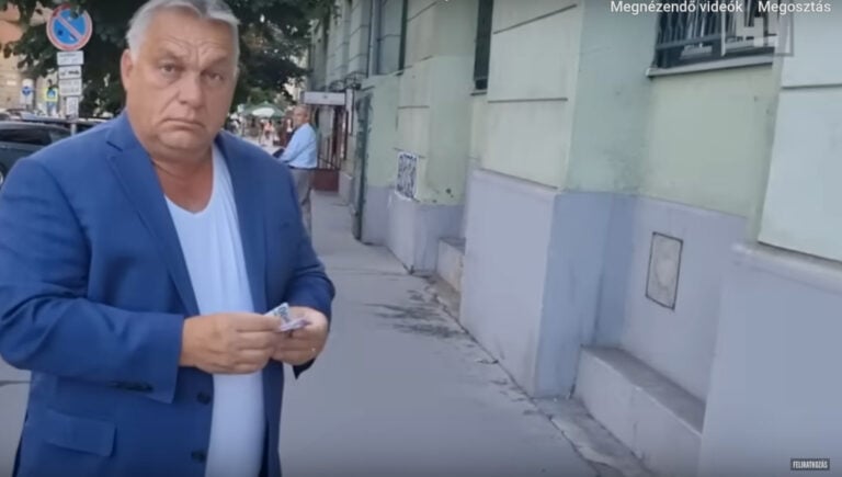 Orbán Viktor miniszterelnök a 444 videójában, amint pénzzel a kezében megérkezik egy budapesti bérházhoz