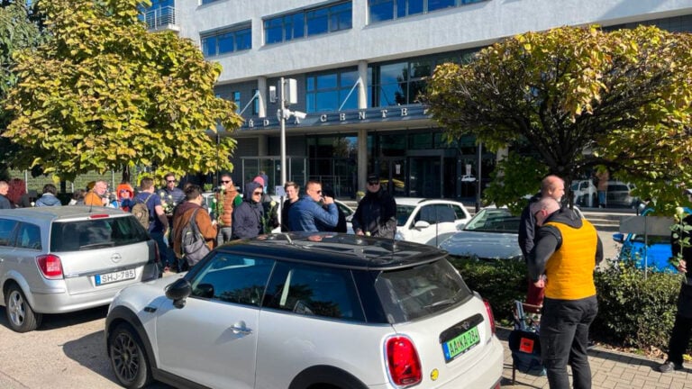 Az RTL előtti demonstráció 2023. 10.16-án