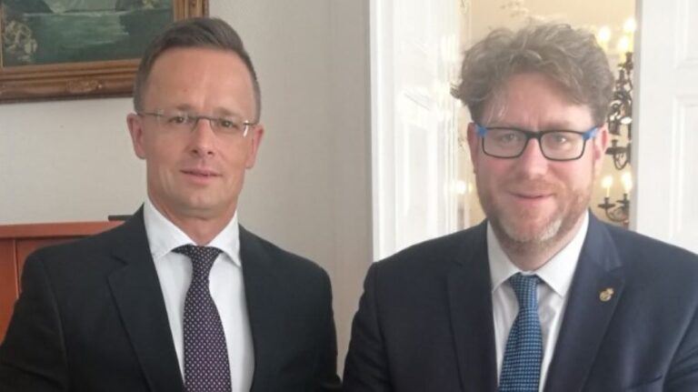 Szijjártó Péter külügyminiszter és Szöllősi György, a Nemzeti Sport főszerkesztője