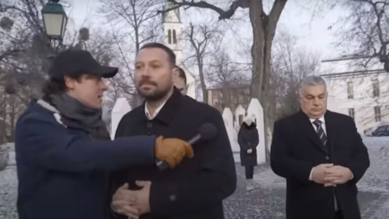 Fábián Tamás, a Telex újságírója interjút próbál készíteni Orbán Viktorral