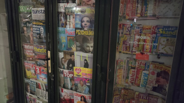 Egy újságos bódé kínálata Veszprémben 2023. október 28-án