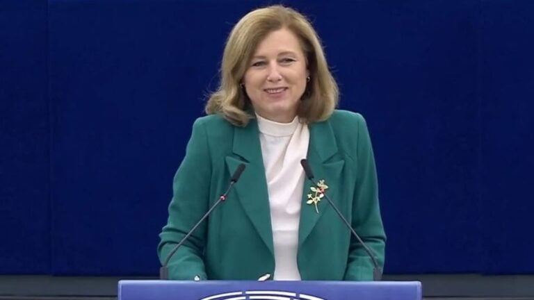 Vera Jourová uniós biztos felszólal az Európai Parlamentben.