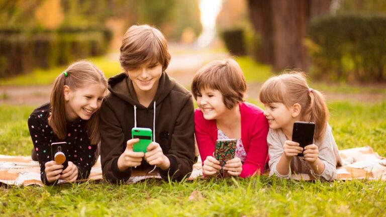 gyerekek mobiltelefonnal