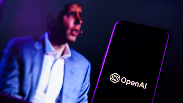 Sam Altman, a ChatGPT-t működtető OpenAI leváltott majd visszahívott vezérigazgatója