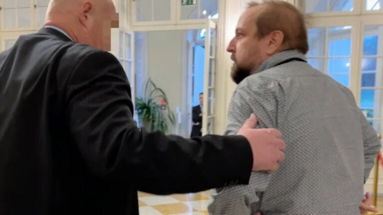 Biztonsági ember dobja ki Gulyás Balázst és a Gulyáságyú Média stábját a fehérvárcsurgói kastélyból Novák Katalin sajtónyilvános rendezvénye előtt