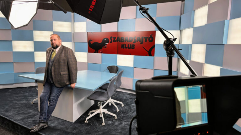 Gulyás Balázs, a Szabadsajtó Klub műsorvezetője az új stúdióhelyszínen