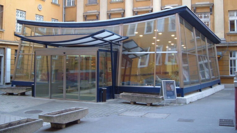 A Magyar Rádió épülettömbjének egyik jellegzetes része, a Pagoda 2004-ben.