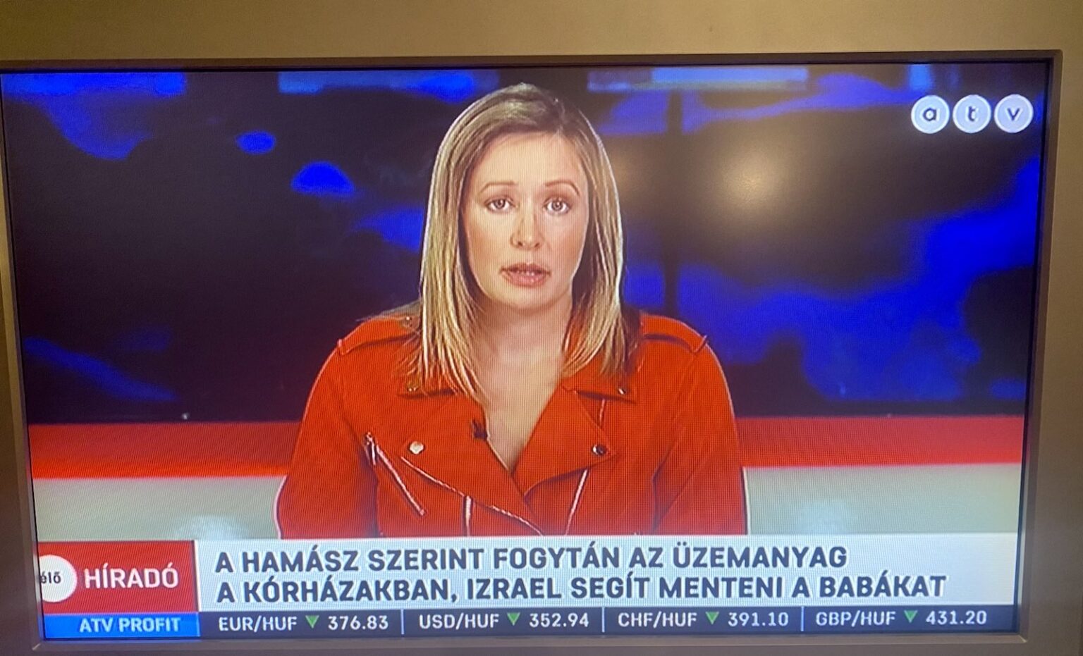 György Gabriella helyettesíti Gajdos Tamást az ATV Híradó műsorvezetői posztján 2023.11.12-én