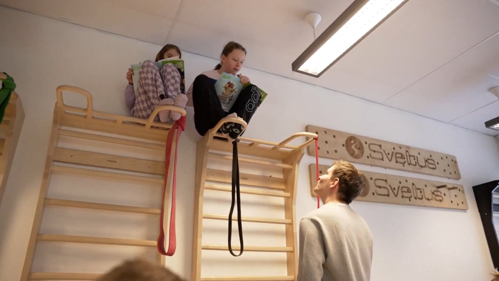 Bordásfalon ülő gyerekek a Made in Finland című filmben
