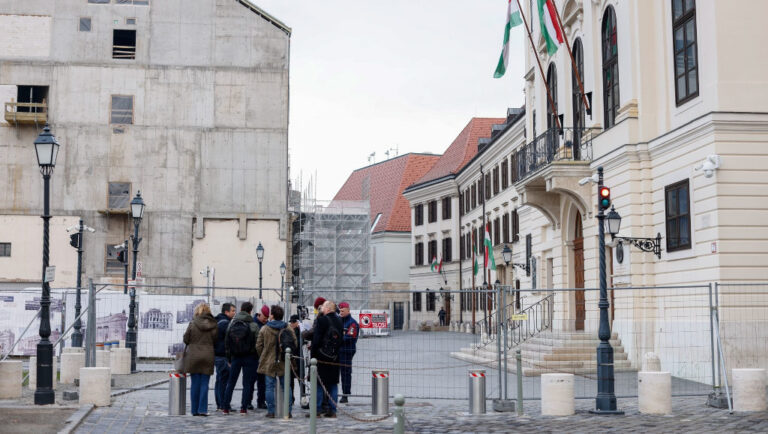A Karmelita Kolostor bejárata előtti rendőrkordon 2023.12.21-én és a kizárt médiumok munkatársai