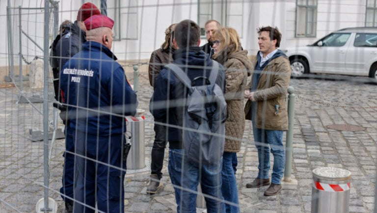 Megpróbál bejutni a Kormányinfóra a Magyar Hang, a Gulyáságyú Média és a Media1 2023.12.21-én