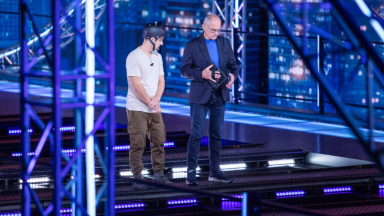 Az ugrás! (The Jump) című új RTL-es kvízműsor és műsorvezetője, Gundel Takács Gábor, valamint egy játékos