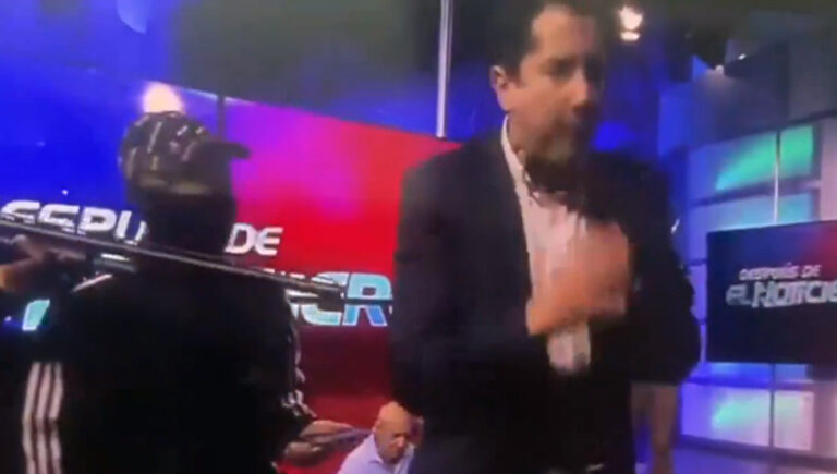 Fegyveresek az élő adás alatt az ecuadori stúdióban