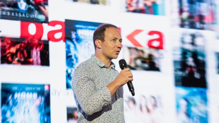 Erdős Ákos, a Paprika Studios vezérigazgató és leendő egyik tulajdonosa a műsorgyártó cég 2022-ben megrendezett 15. születésnapi ügyfélpartiján