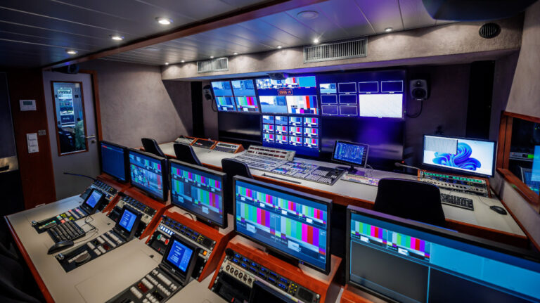 Az Antenna Hungária 4K-s új közvetítőkocsija belülről