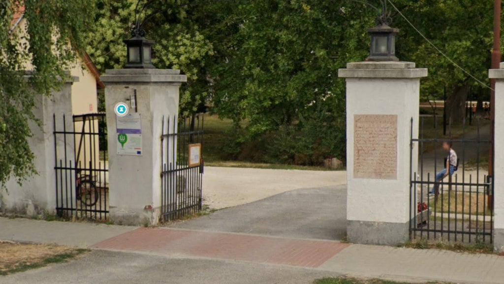 A bicskei gyermekotthon bejárata