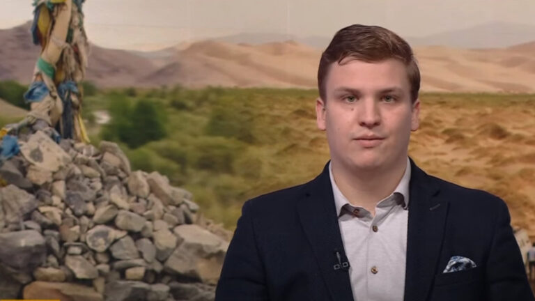 Kálomista Márton, Kálomista Gábor producer fia az M1 a Szent Kelet Vesztett Varázsa című új sorozatot népszerűsíti az M1 állami hírcsatornán 2024 februárjában