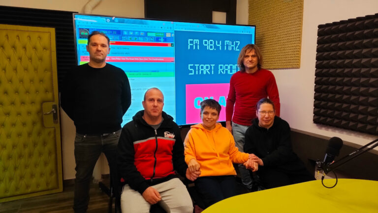 Mazán Zsolt és Mazán Tamás médiavállalkozók és a Start Rádió újraindítására meghívott fiatalok