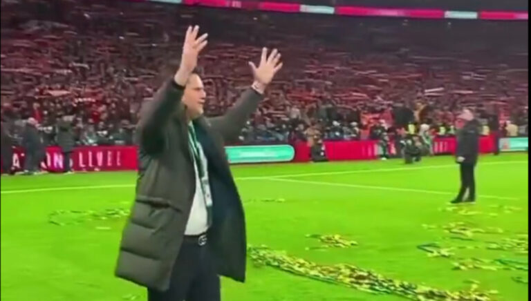 Sebők-show, azaz Sebők Vilmos produkálja magát az angol Ligakupa-döntőn