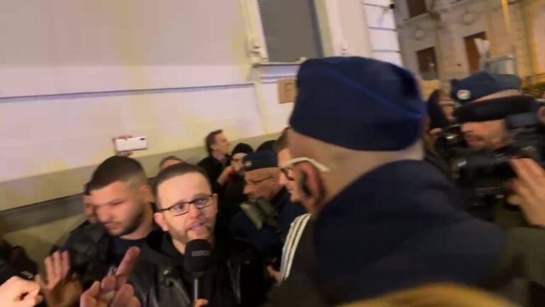 A Pesti Srácok stábja a februári tüntetésen