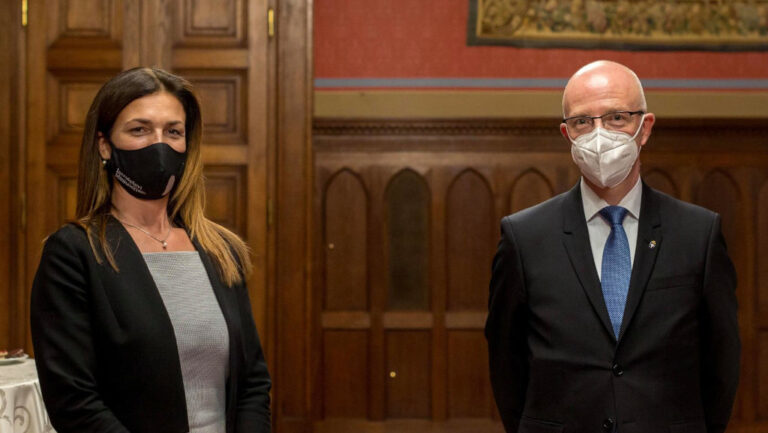 Varga Judit akkori igazságügyi miniszter és Varga Zs. András főbíró közös fotón 2020-ban, a Kúra elnökének megválasztásakor