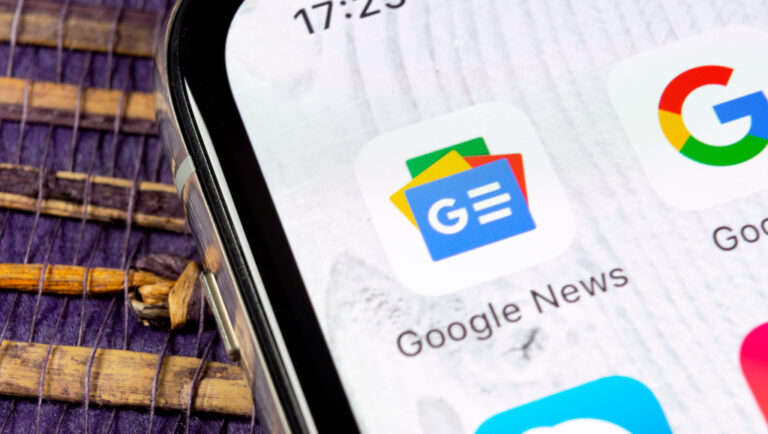 Google Hírek / Google News egy mobiltelefon kijelzőjén