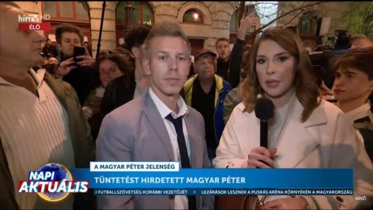 Képernyőkép a HírTV közvetítéséből Magyar Péter demonstrációjáról