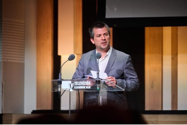 Szalay Dániel, a Media1 alapító-főszerkesztője bejelenti a legjobb talkshow kategória díjazottját, a Geszti Péter vezette Adom a napomat a Televíziós Újságírók Díja gálán 2024 március 27-én