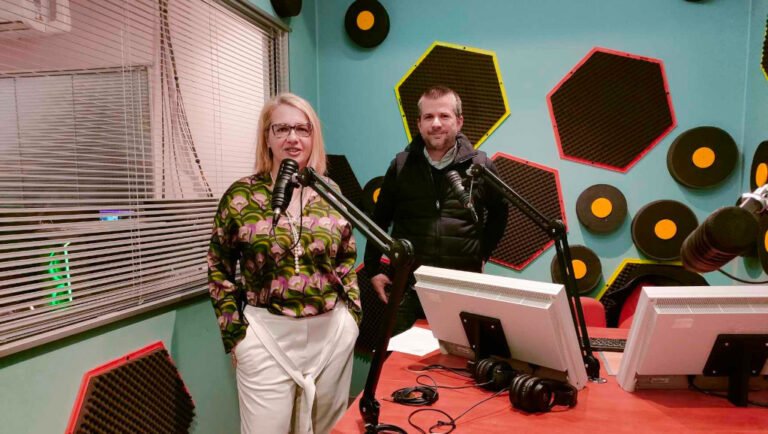 Incze Kinga, a Mediaspace.global Whitereport ügyvezetője a Media1 műsorának felvételén Szalay Dániel, a Media1 főszerkesztője mellett 2024 januárjában